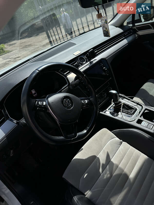 Седан Volkswagen Passat 2018 в Ужгороді