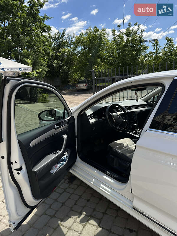 Седан Volkswagen Passat 2018 в Ужгороді
