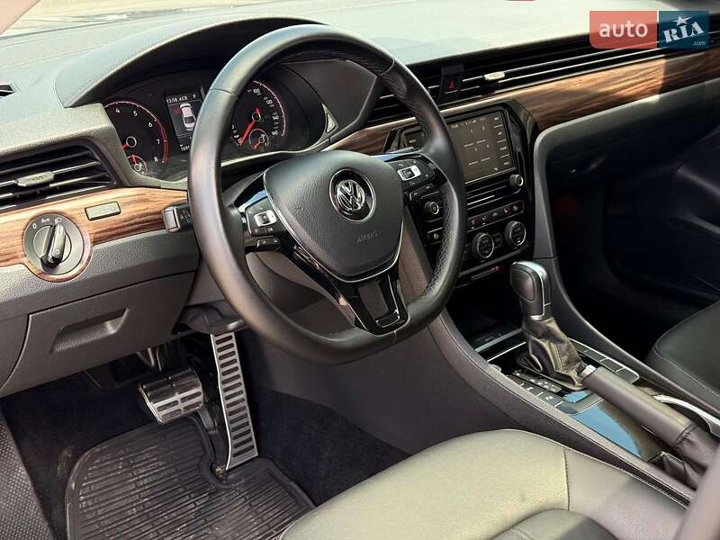 Седан Volkswagen Passat 2020 в Львове