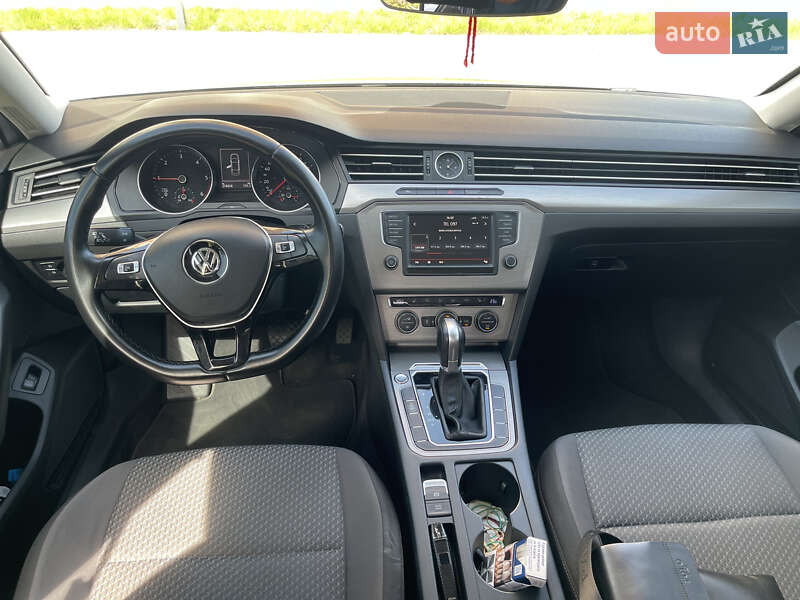 Седан Volkswagen Passat 2015 в Львове