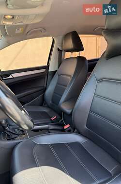 Седан Volkswagen Passat 2015 в 