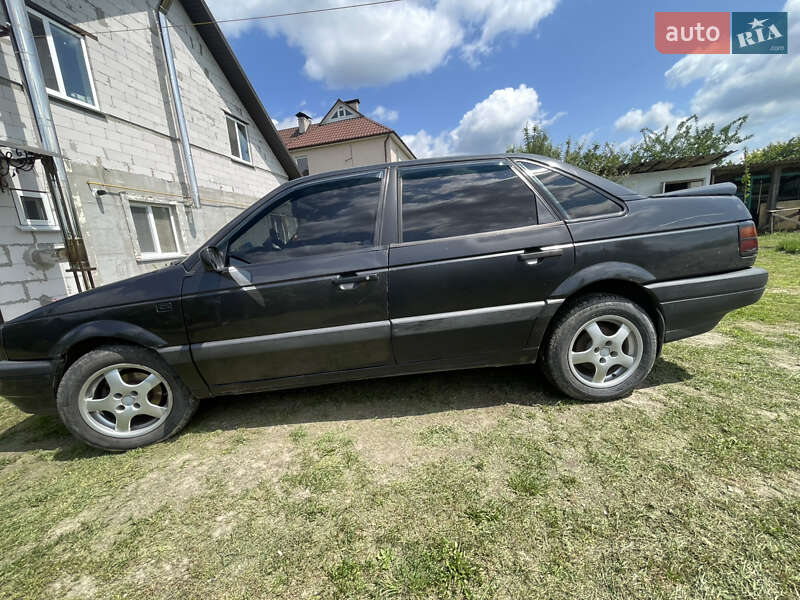 Седан Volkswagen Passat 1989 в Барышевке