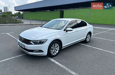 Седан Volkswagen Passat 2018 в Киеве