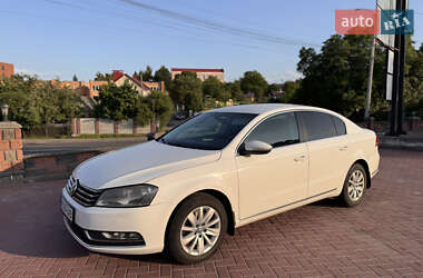 Седан Volkswagen Passat 2013 в Ровно