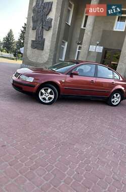 Седан Volkswagen Passat 1997 в Глибокій