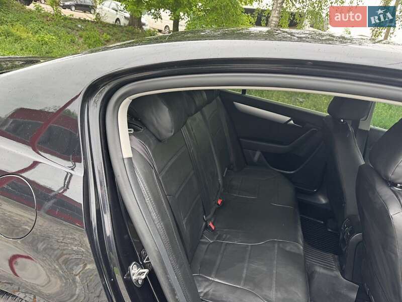 Седан Volkswagen Passat 2012 в Житомире