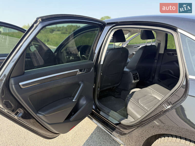 Седан Volkswagen Passat 2017 в Ромнах