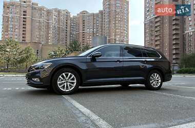 Универсал Volkswagen Passat 2021 в Киеве