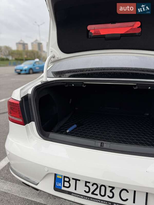 Седан Volkswagen Passat 2011 в Києві