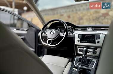 Седан Volkswagen Passat 2015 в 
