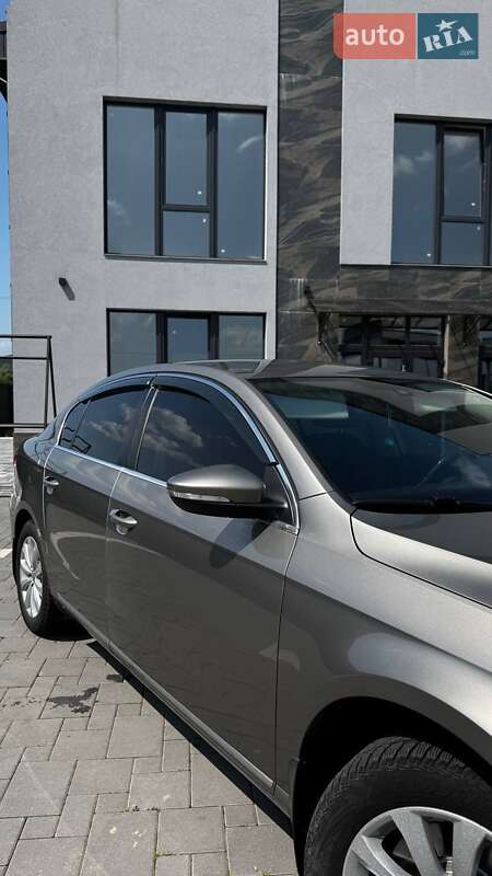 Седан Volkswagen Passat 2013 в Ивано-Франковске