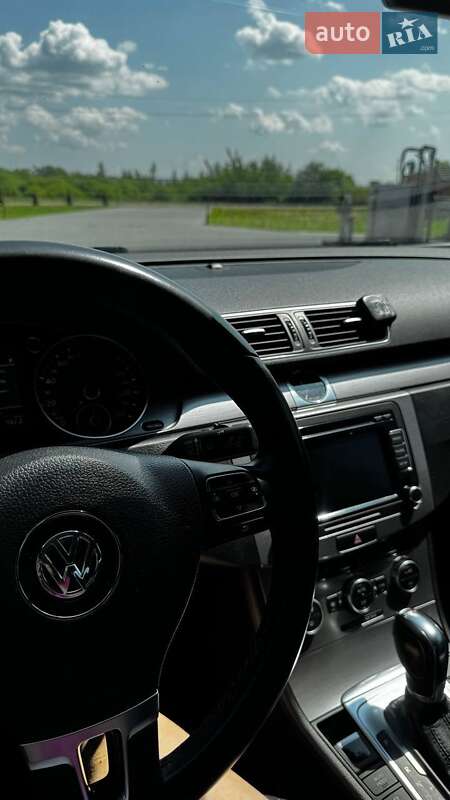 Седан Volkswagen Passat 2013 в Ивано-Франковске