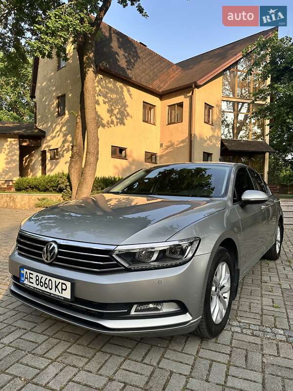 Седан Volkswagen Passat 2017 в Днепре