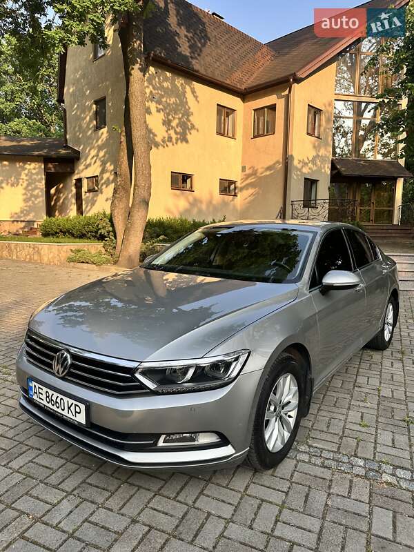 Седан Volkswagen Passat 2017 в Днепре
