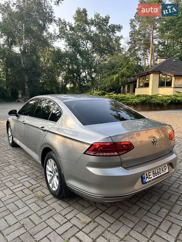 Седан Volkswagen Passat 2017 в Днепре