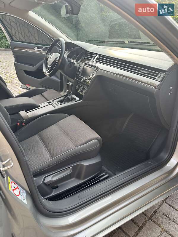 Седан Volkswagen Passat 2017 в Днепре