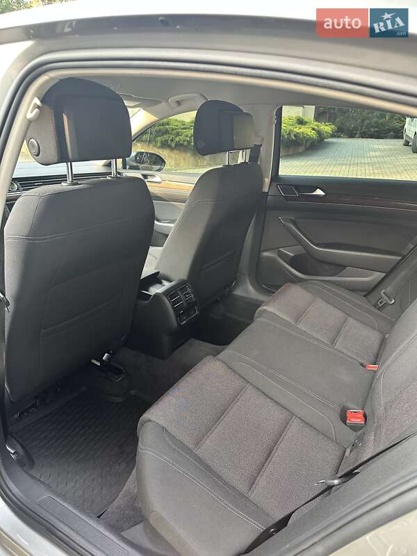 Седан Volkswagen Passat 2017 в Днепре