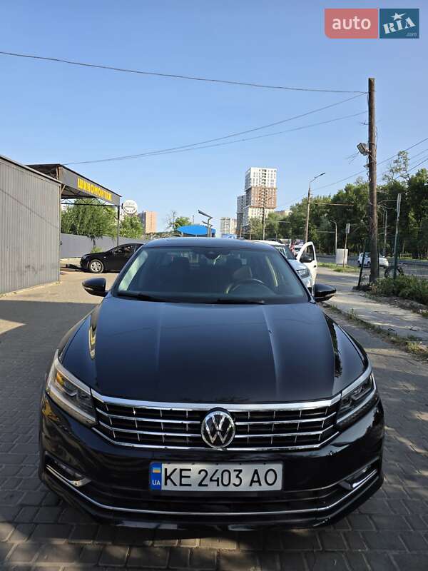 Седан Volkswagen Passat 2015 в Днепре
