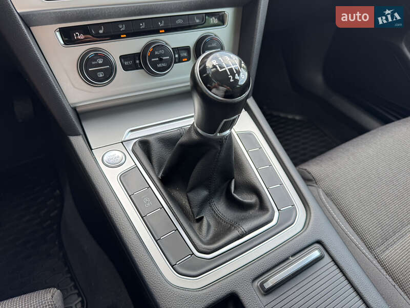 Универсал Volkswagen Passat 2018 в Киеве