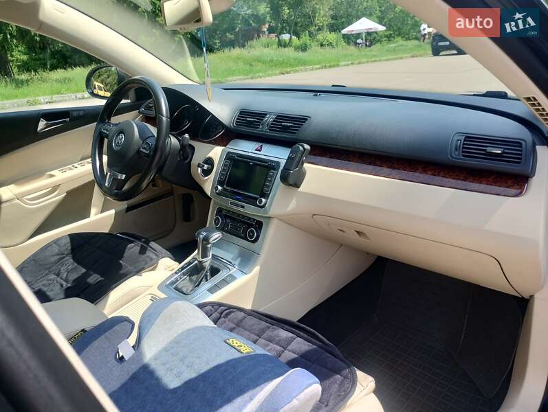 Универсал Volkswagen Passat 2009 в Ровно