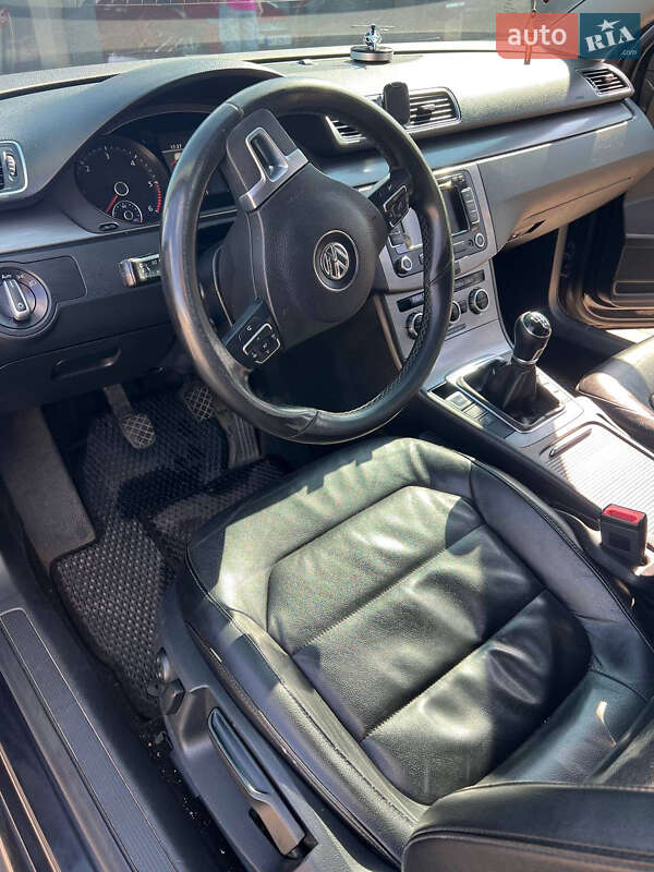 Седан Volkswagen Passat 2013 в Львове
