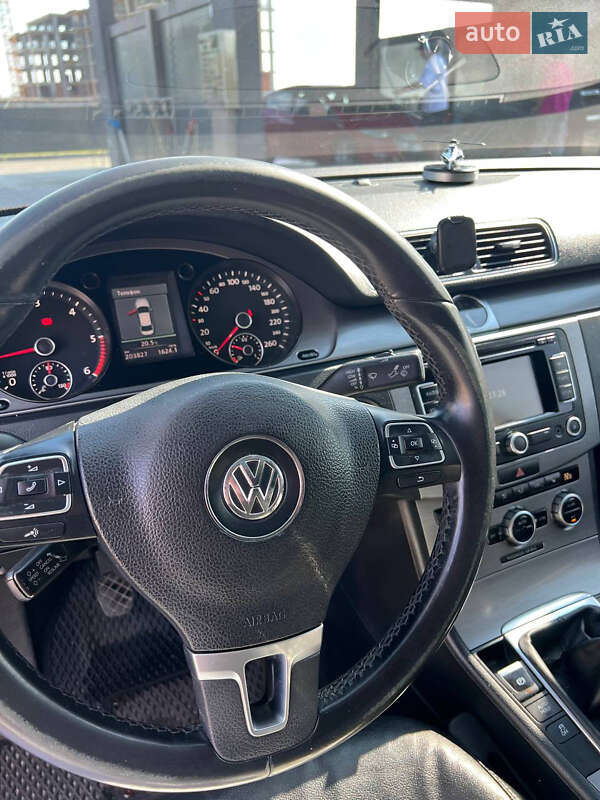 Седан Volkswagen Passat 2013 в Львове