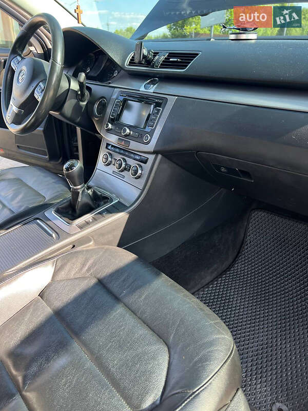 Седан Volkswagen Passat 2013 в Львове