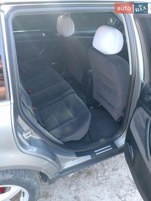 Універсал Volkswagen Passat 2002 в Новояворівську