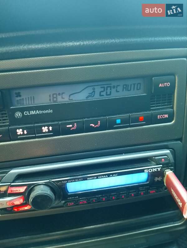 Універсал Volkswagen Passat 2002 в Новояворівську