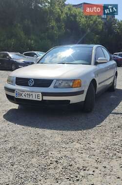 Седан Volkswagen Passat 1997 в Рівному
