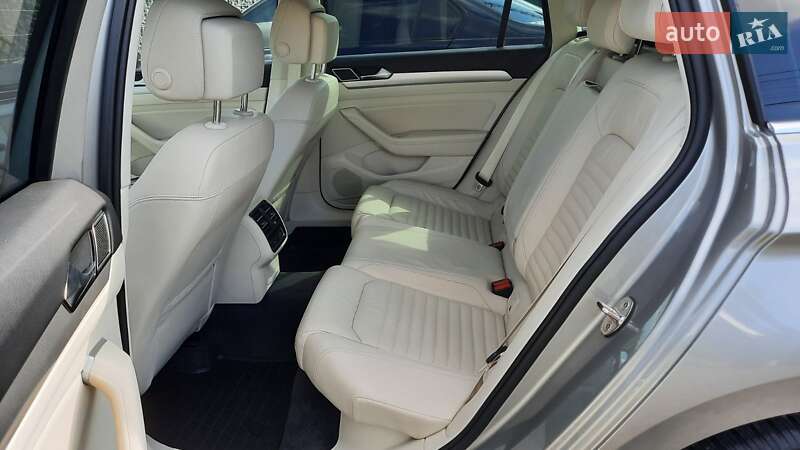 Седан Volkswagen Passat 2015 в Львові