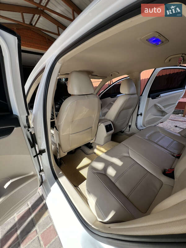 Седан Volkswagen Passat 2012 в Коростышеве