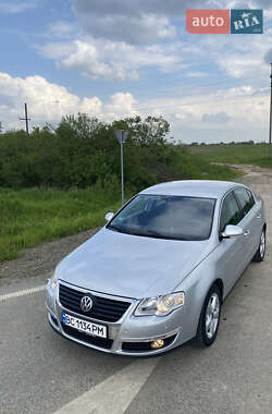 Седан Volkswagen Passat 2005 в Городке
