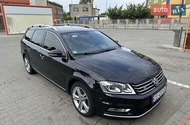 Універсал Volkswagen Passat 2013 в Чернівцях