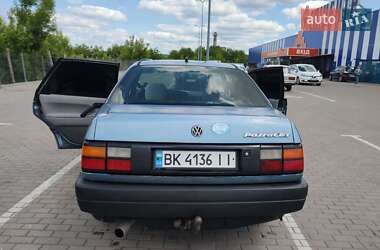 Седан Volkswagen Passat 1990 в Дубно
