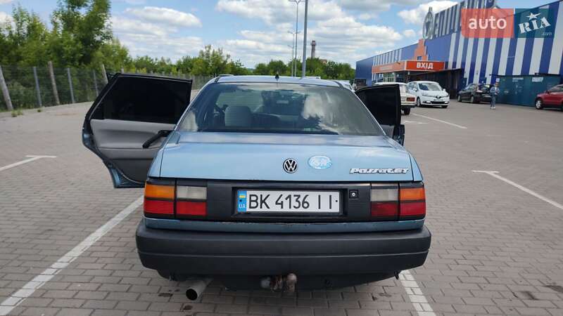 Седан Volkswagen Passat 1990 в Дубно