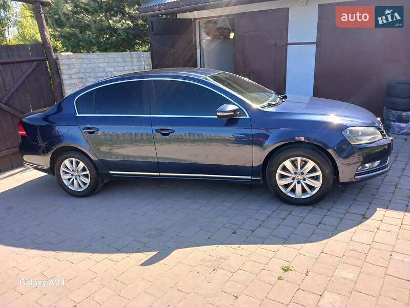 Седан Volkswagen Passat 2012 в Львове