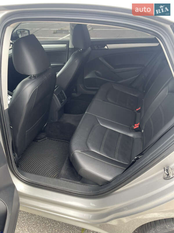Седан Volkswagen Passat 2013 в Києві