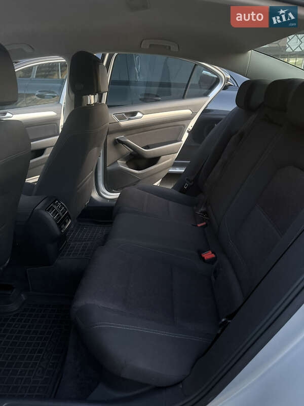 Седан Volkswagen Passat 2016 в Житомире