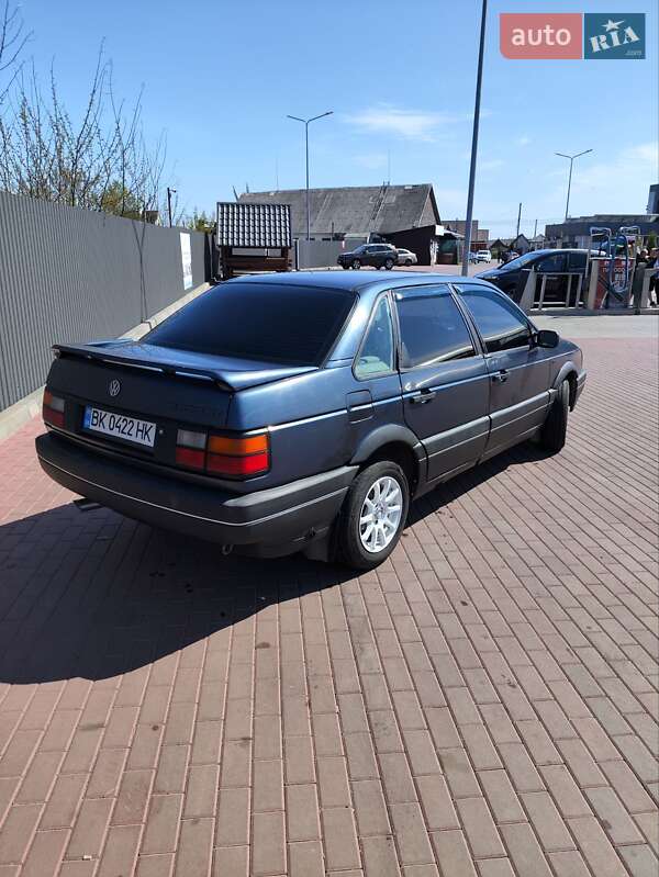 Седан Volkswagen Passat 1988 в Сарнах
