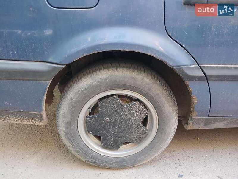 Седан Volkswagen Passat 1994 в Бродах