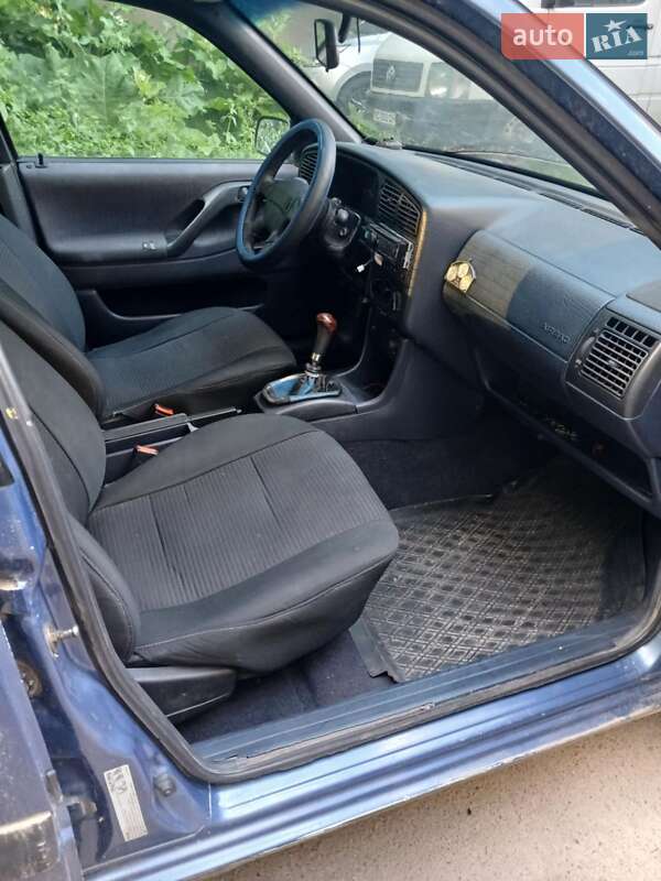 Седан Volkswagen Passat 1994 в Бродах