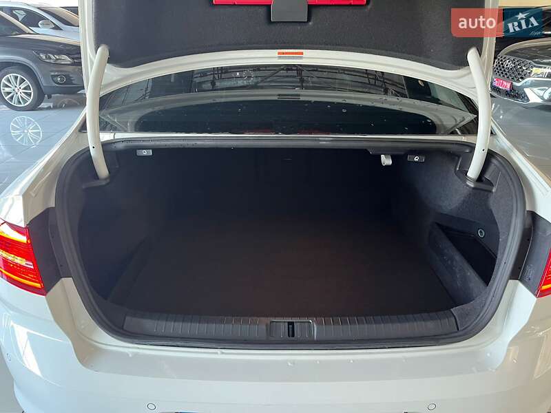 Седан Volkswagen Passat 2018 в Киеве