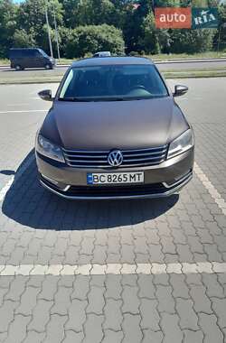 Седан Volkswagen Passat 2012 в Львове