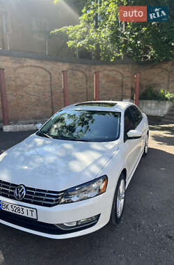 Седан Volkswagen Passat 2013 в Ровно