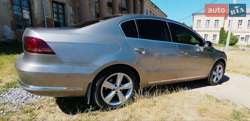 Седан Volkswagen Passat 2012 в Тульчині