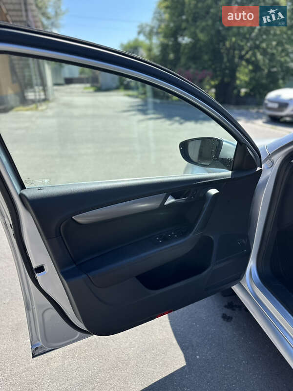 Універсал Volkswagen Passat 2011 в Охтирці