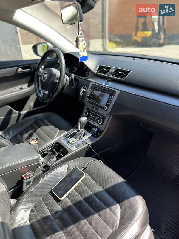 Універсал Volkswagen Passat 2011 в Охтирці