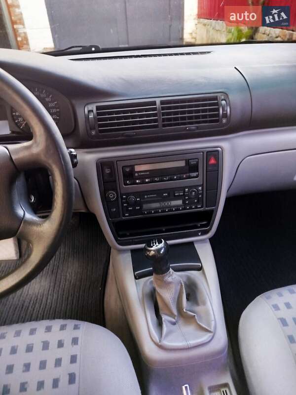 Седан Volkswagen Passat 2000 в Умані