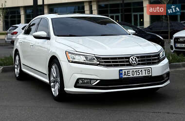 Седан Volkswagen Passat 2017 в Днепре